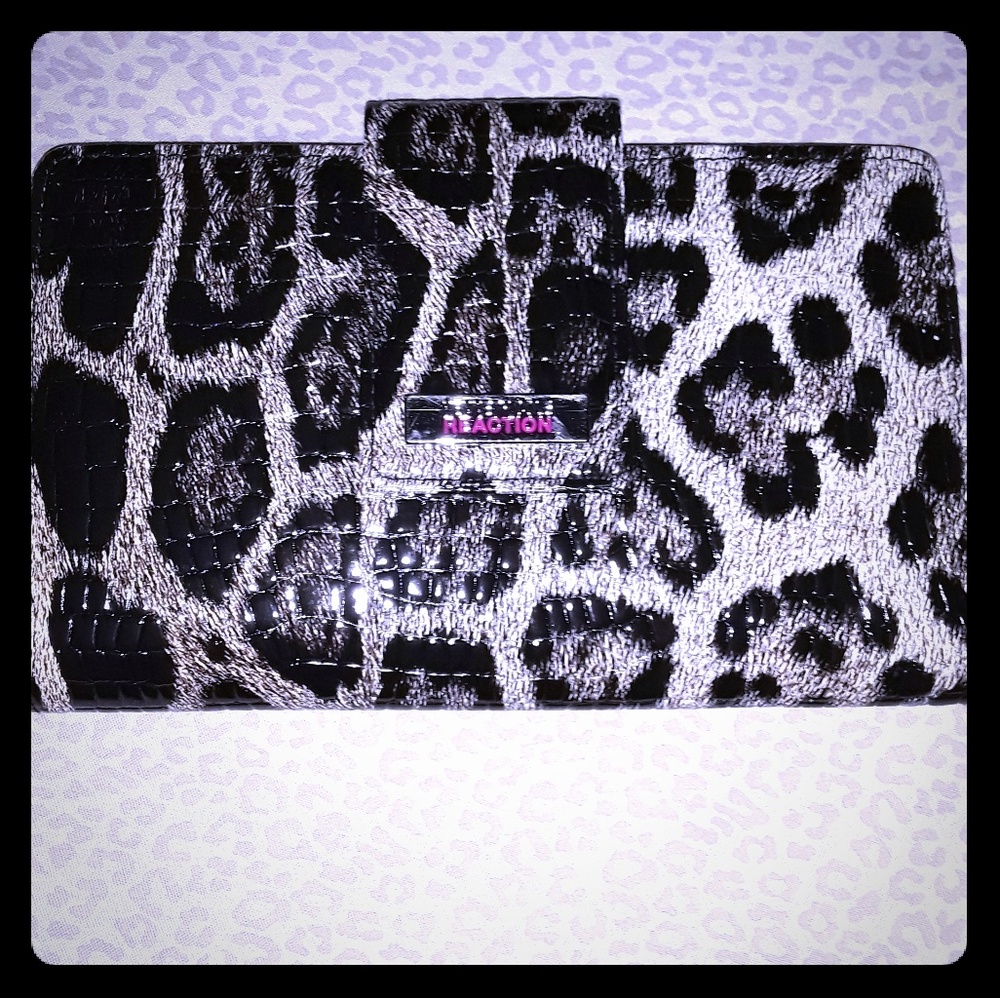 Kenneth Cole Wallet Cheetah print w/pink liningNEW